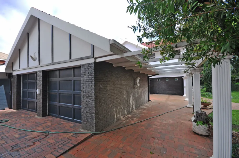 Double-storey house for sale in Three Rivers Proper - 1VT1689406