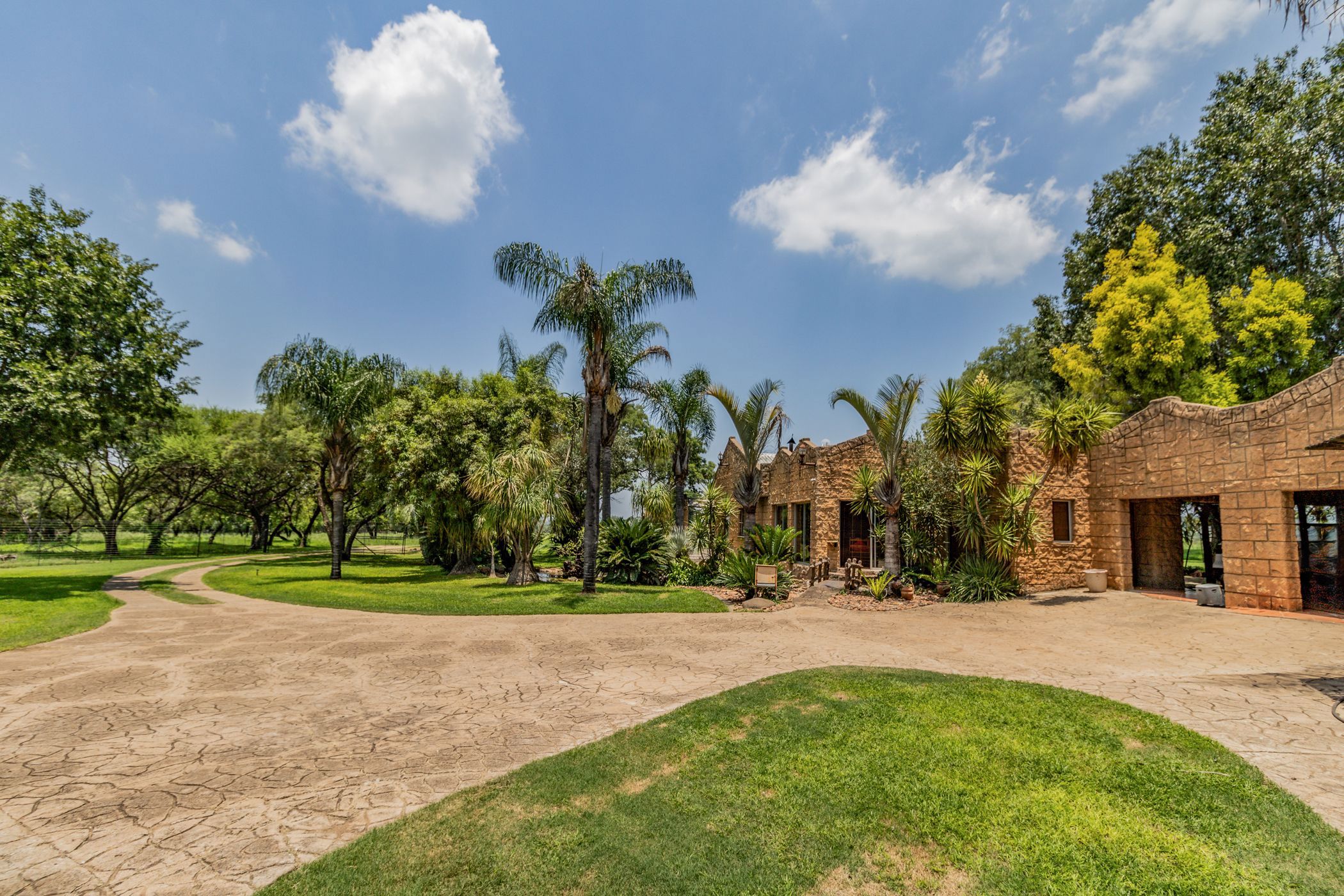 Mixed use farm for sale in Beestekraal - 1HR1687879