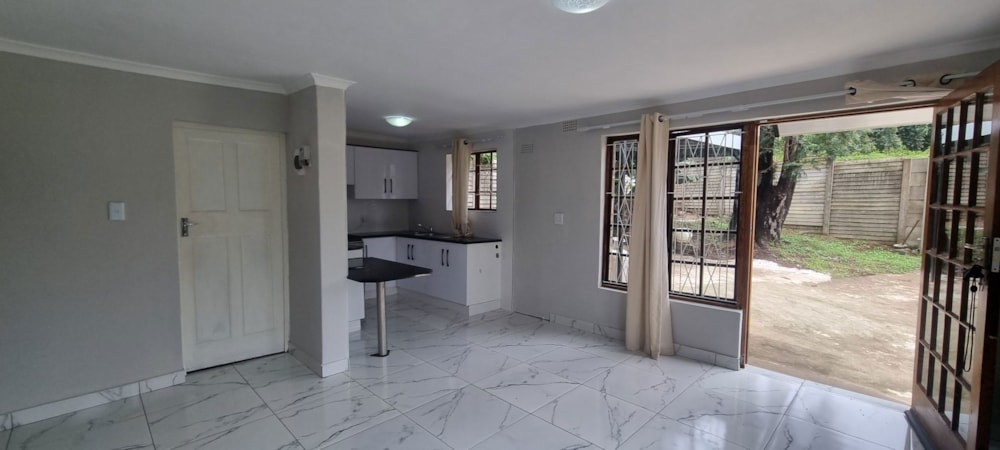 Garden cottage let in Waterfall, Upper Highway - 1KF1687729