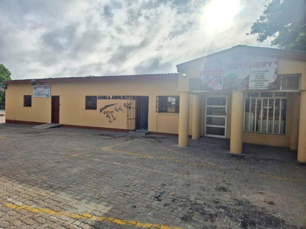 Commercial retail property for sale in Maun, Botswana - 3BO1687927 Commercial retail property for sale in Maun, Botswana - 3BO1687927