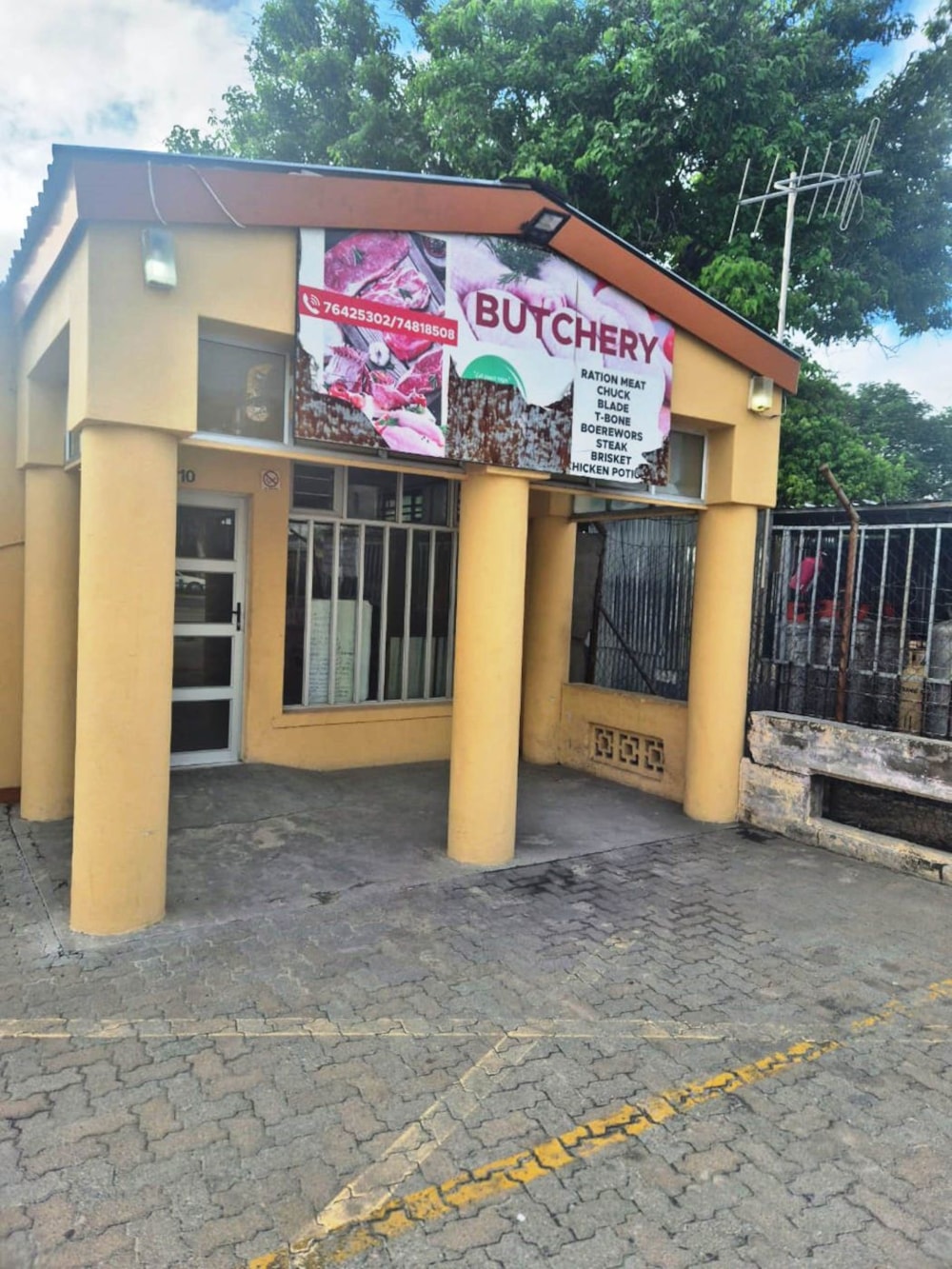 Commercial retail property for sale in Maun, Botswana - 3BO1687927 Commercial retail property for sale in Maun, Botswana - 3BO1687927