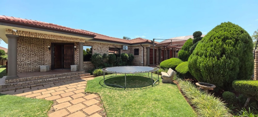 House for sale in Hillcrest, Kimberley - 1KJ1688666 House for sale in Hillcrest, Kimberley - 1KJ1688666