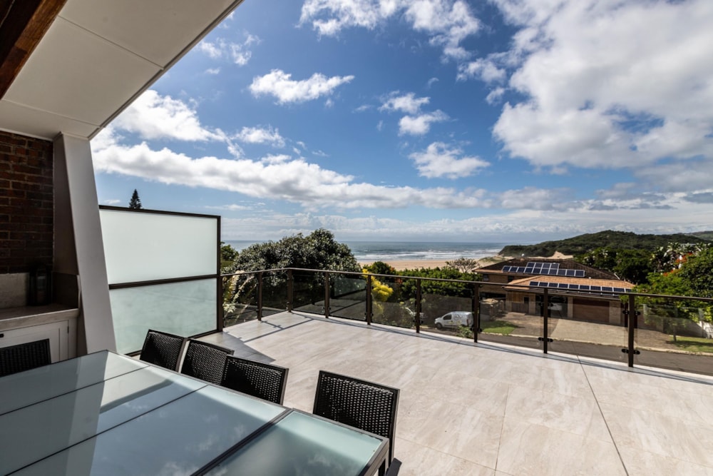 Double-storey house for sale in Cintsa - 1EZ1685561