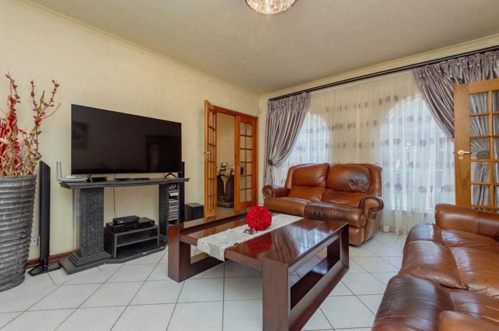 Double-storey house for sale in Bedfordview - BED1690429 Double-storey house for sale in Bedfordview - BED1690429