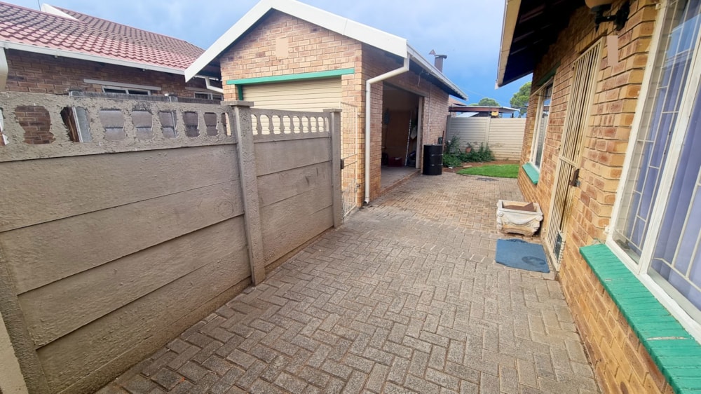Townhouse for sale in Uitsig, Bloemfontein - 1BX1727329
