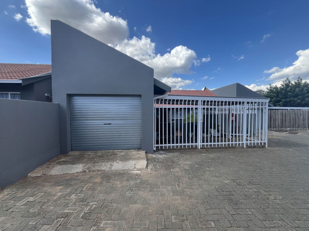 Townhouse for sale in Langenhovenpark - 1BX1690808 Townhouse for sale in Langenhovenpark - 1BX1690808