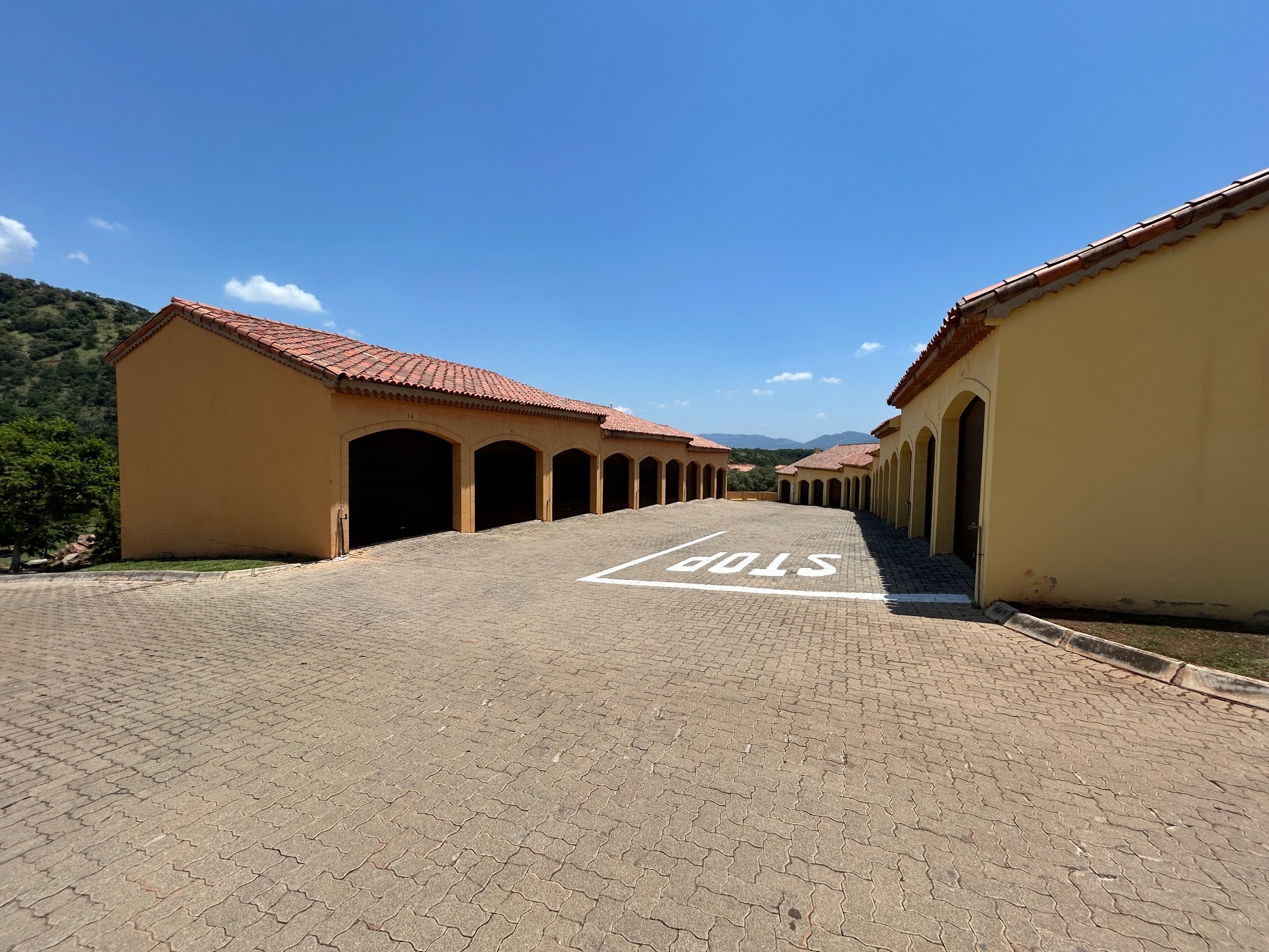 Security estate home sold in Estate D Afrique - 1HR1689944