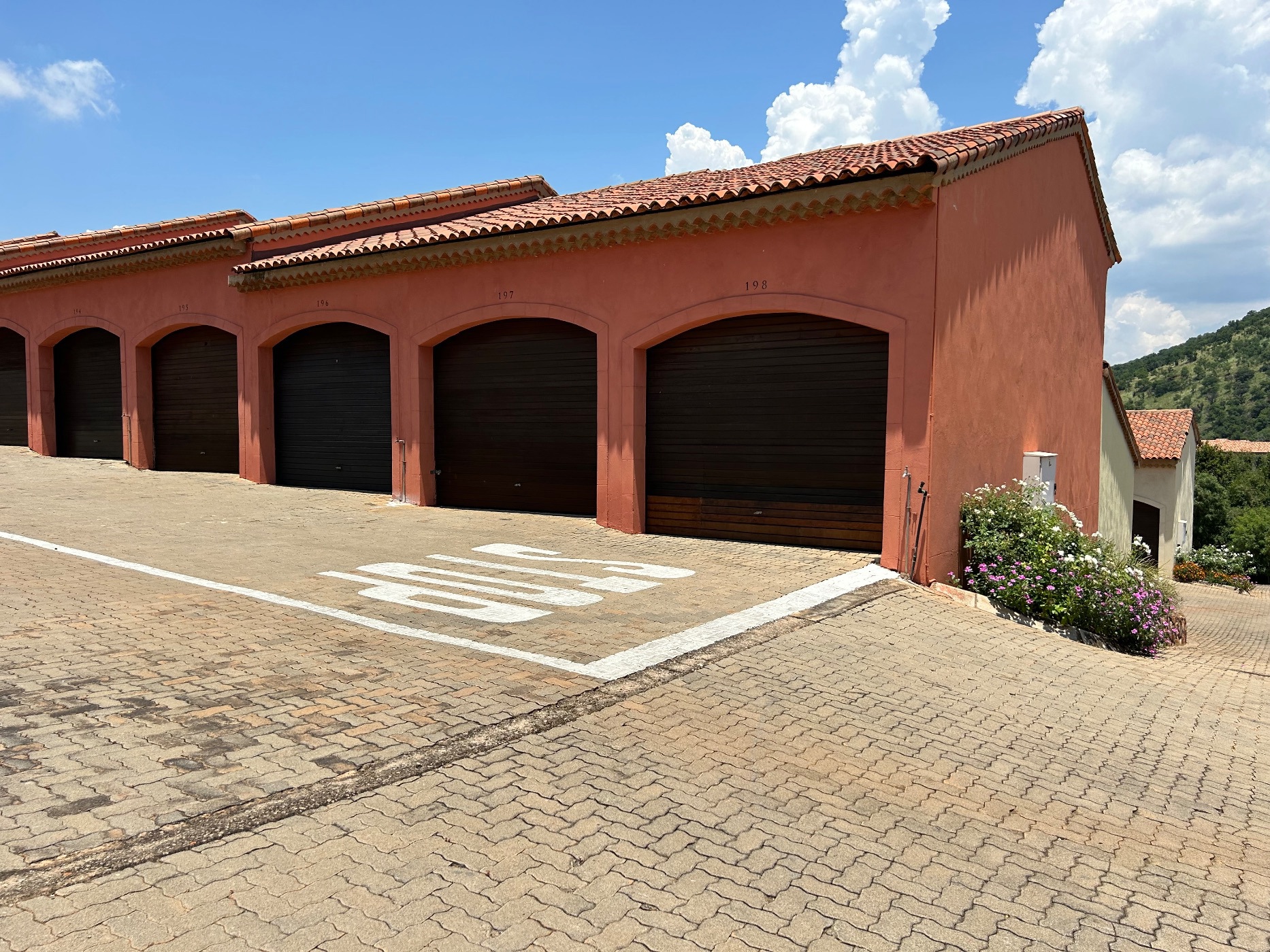Security estate home sold in Estate D Afrique - 1HR1689937