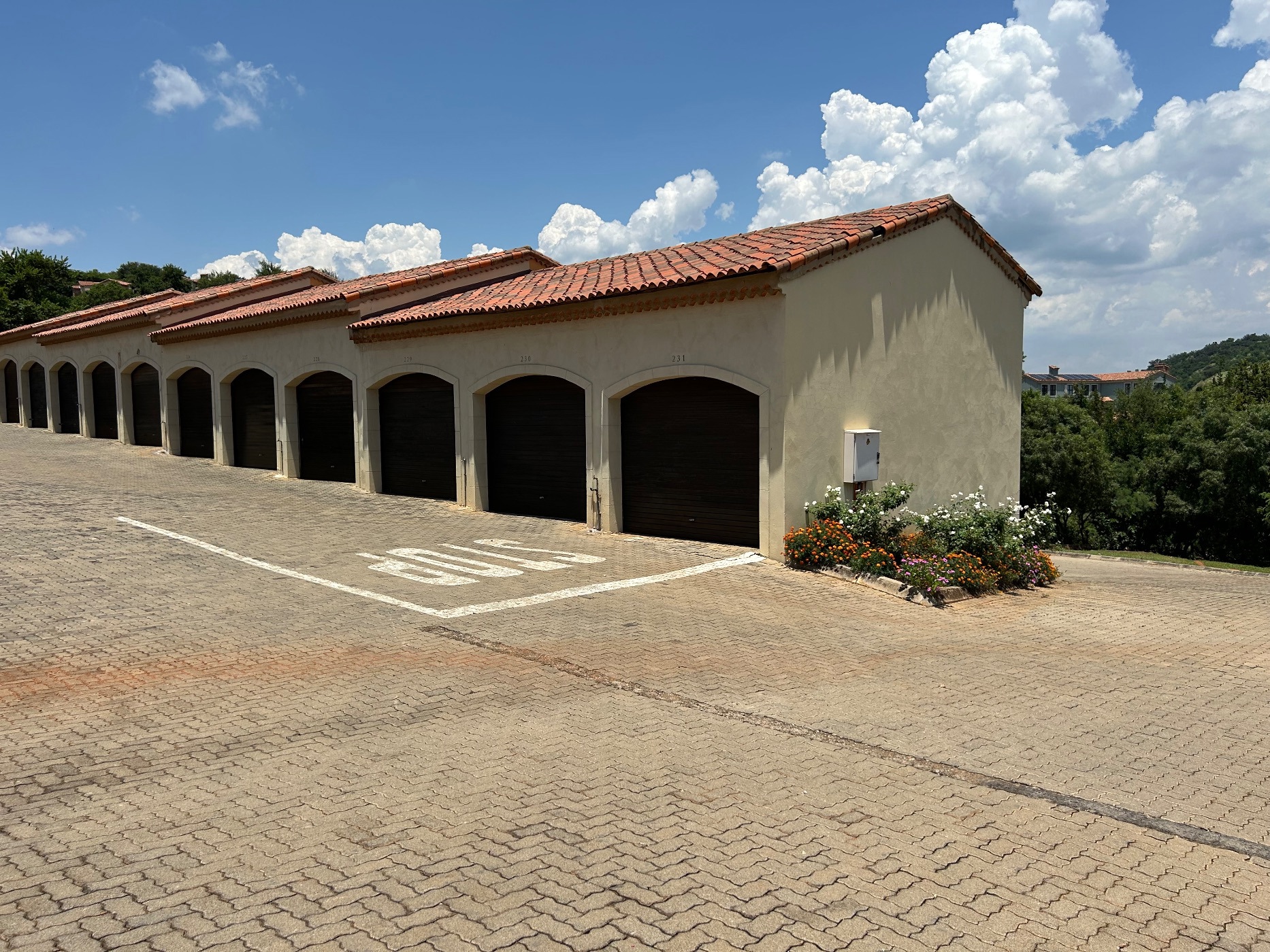 Security estate home sold in Estate D Afrique - 1HR1689959