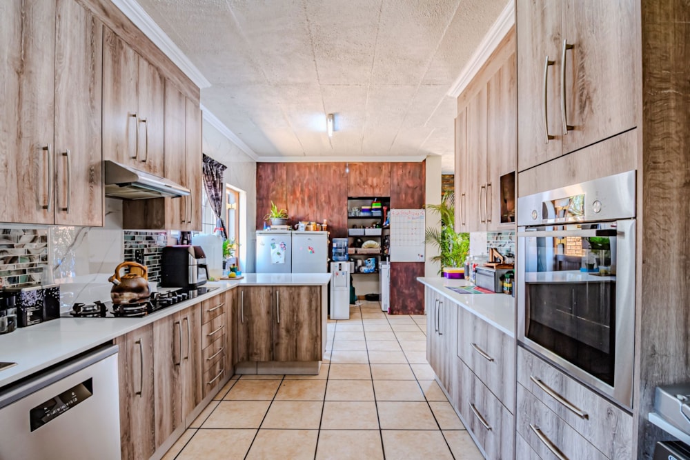 Security complex home for sale in The Reeds - CN1689005 Security complex home for sale in The Reeds - CN1689005