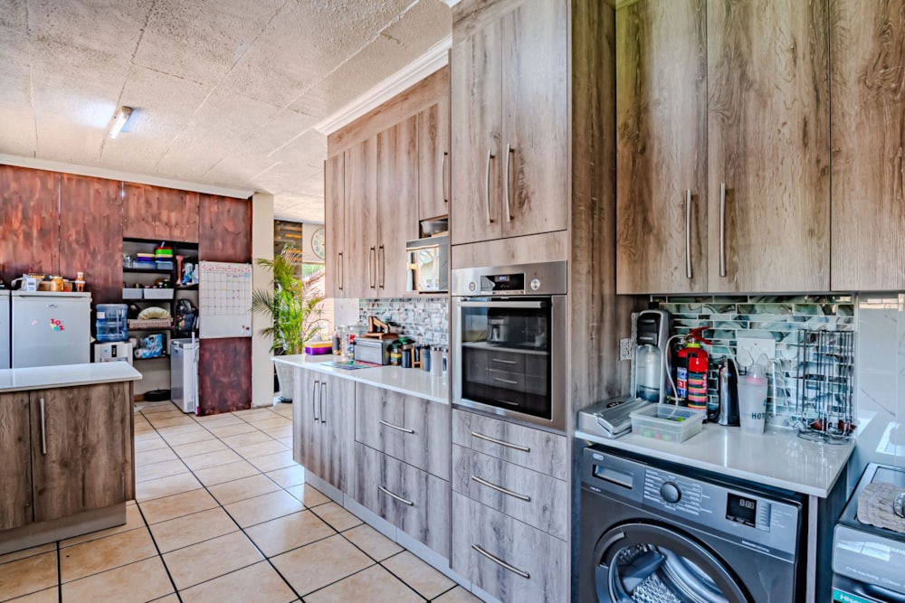 Security complex home for sale in The Reeds - CN1689005 Security complex home for sale in The Reeds - CN1689005