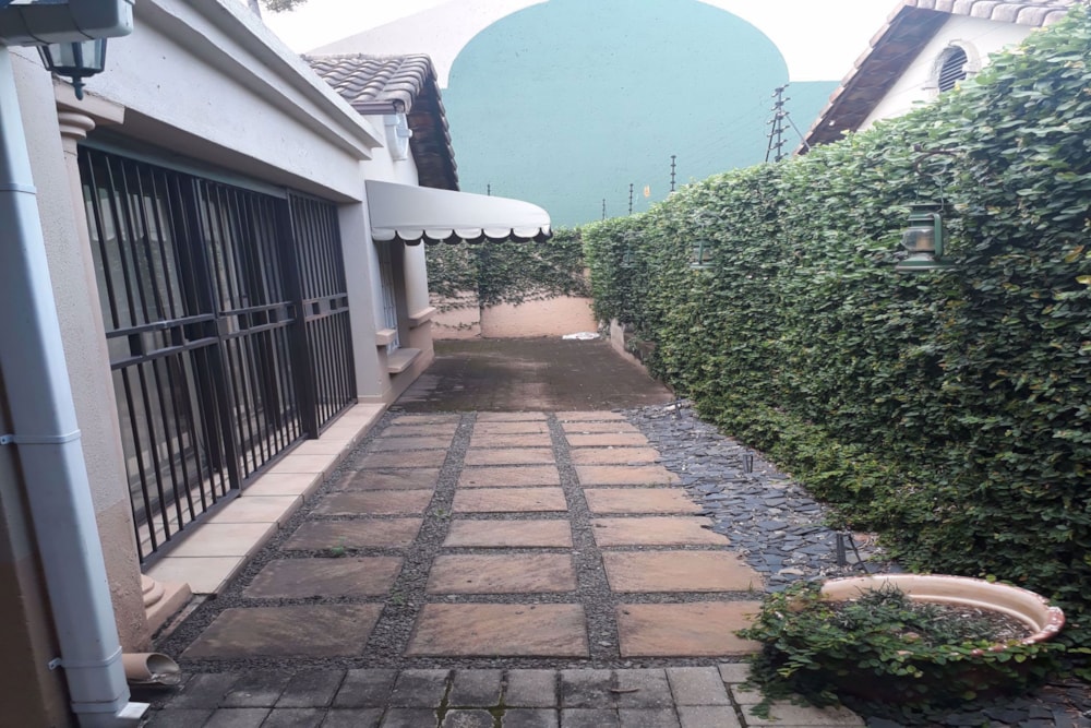 Security complex home for sale in West Acres - 1NS1688985