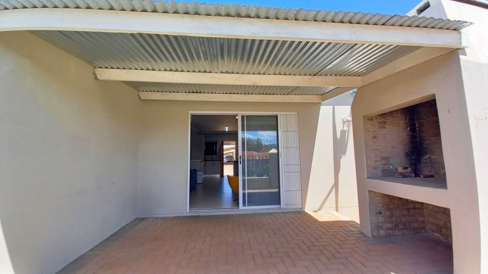 Security complex home sold in Oudtshoorn North - 1OU1688850 Security complex home sold in Oudtshoorn North - 1OU1688850