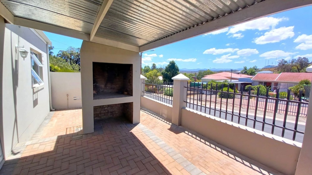 Security complex home sold in Oudtshoorn North - 1OU1688850 Security complex home sold in Oudtshoorn North - 1OU1688850