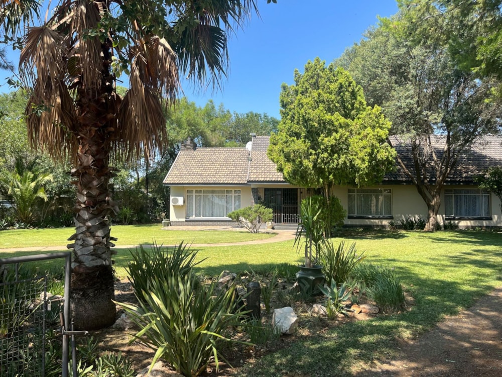 House for sale in Bloemhof, North West Province - 1KJ1689110 House for sale in Bloemhof, North West Province - 1KJ1689110