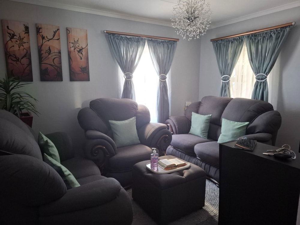 House let in Highlands Village - 1MN1689103