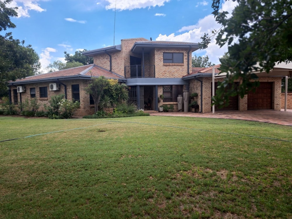 Double-storey house for sale in Christiana, North West Province - 1KJ1689904 Double-storey house for sale in Christiana, North West Province - 1KJ1689904