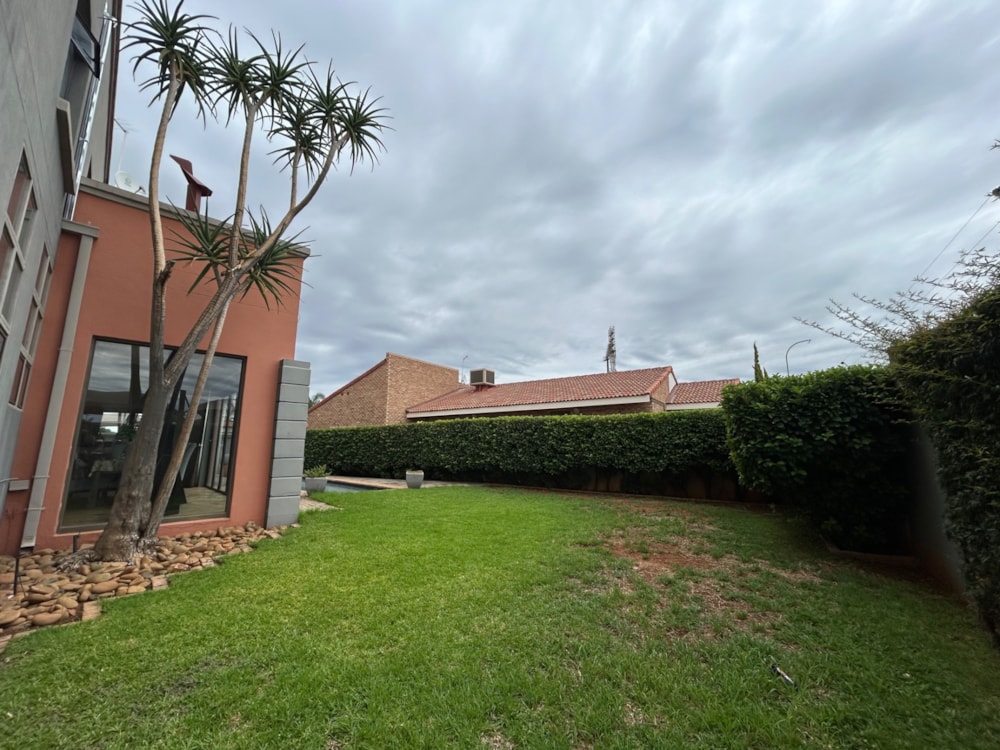 Double-storey house for sale in Roylglen - 1KJ1689983 Double-storey house for sale in Roylglen - 1KJ1689983