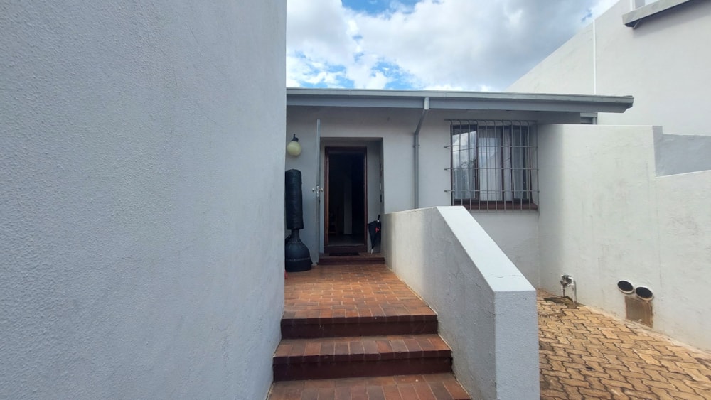 Townhouse for sale in Die Hoewes - CN1694397