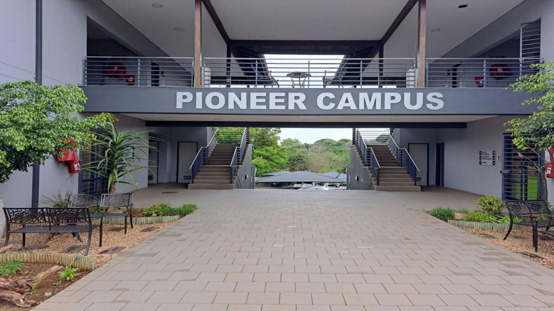 Commercial business to rent in Kloof - 1KF1691432