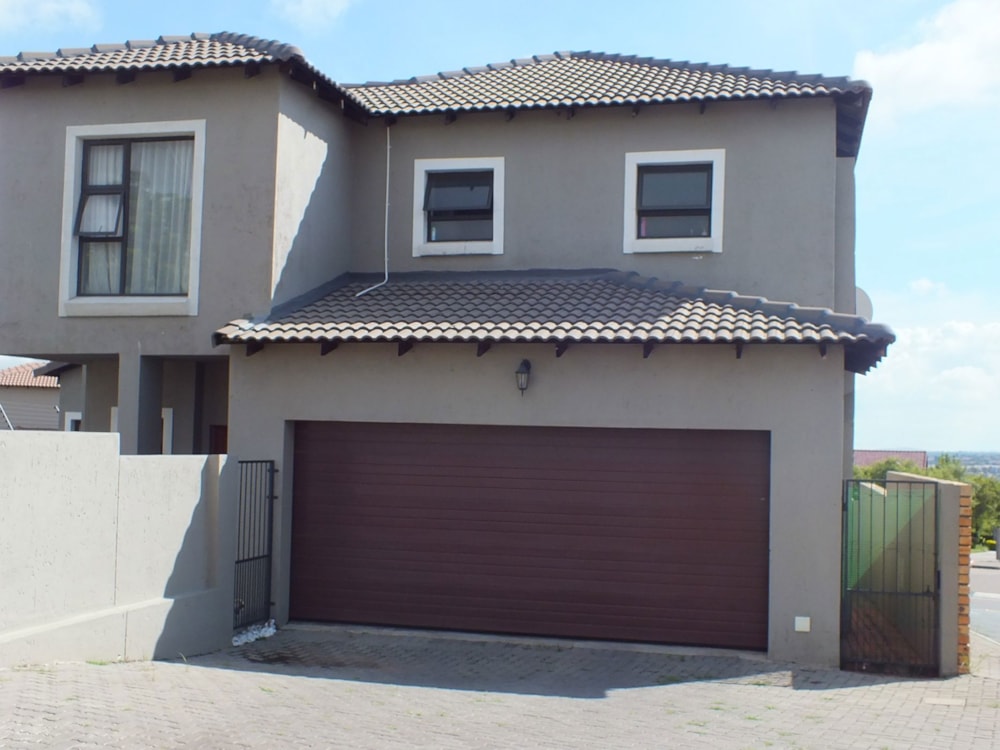 Security estate home for sale in Thatchfield - CN1692087