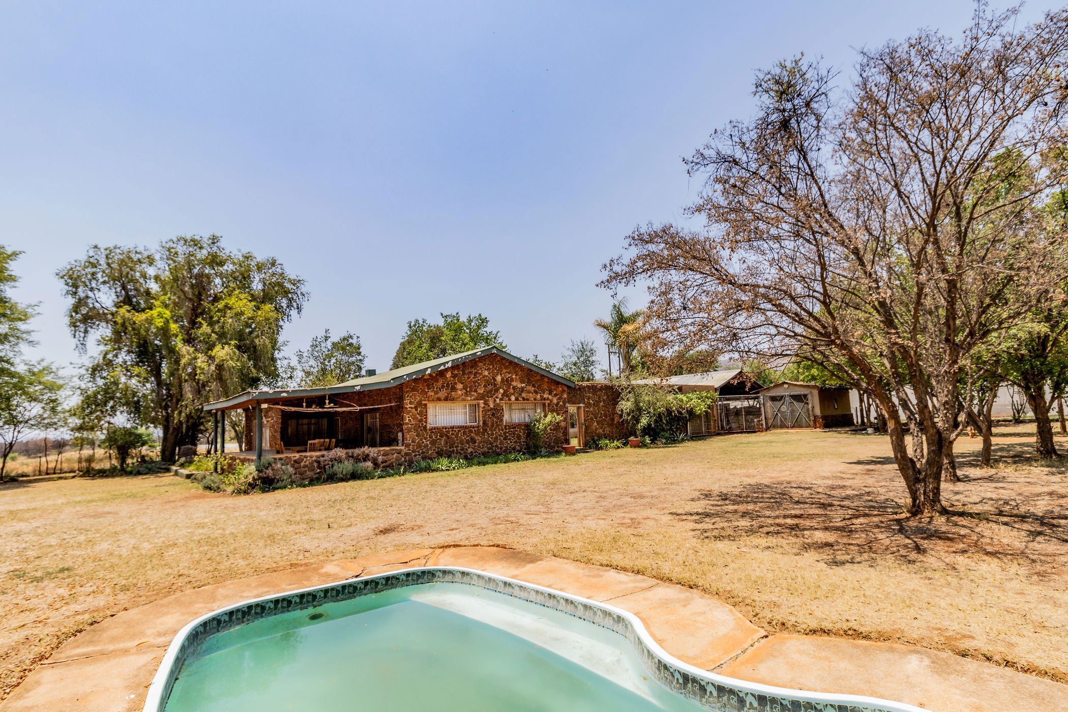 Mixed use farm for sale in Hekpoort - 1HR1692118