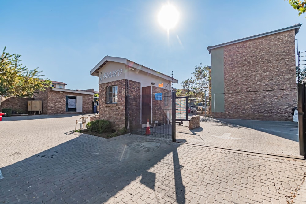 Apartment sold in Rooihuiskraal North - CN1691938 Apartment sold in Rooihuiskraal North - CN1691938