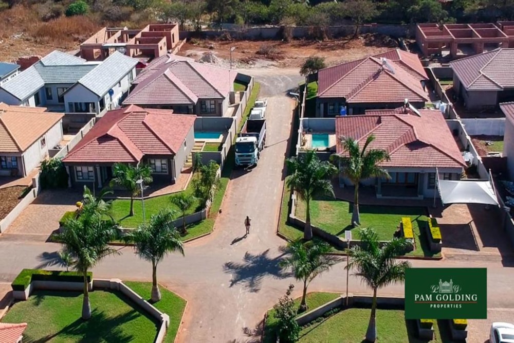 Townhouse for sale in Kumalo, Bulawayo, Zimbabwe - 3ZB1692123