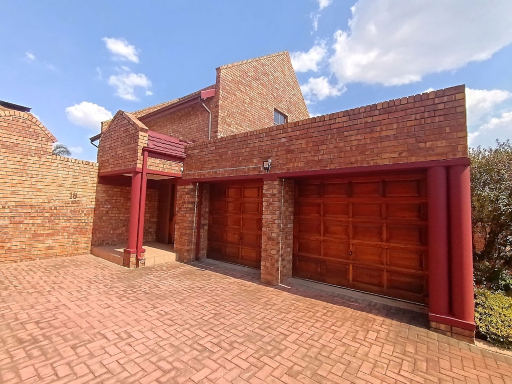 Security complex home let in Bartlett - ENL1692345