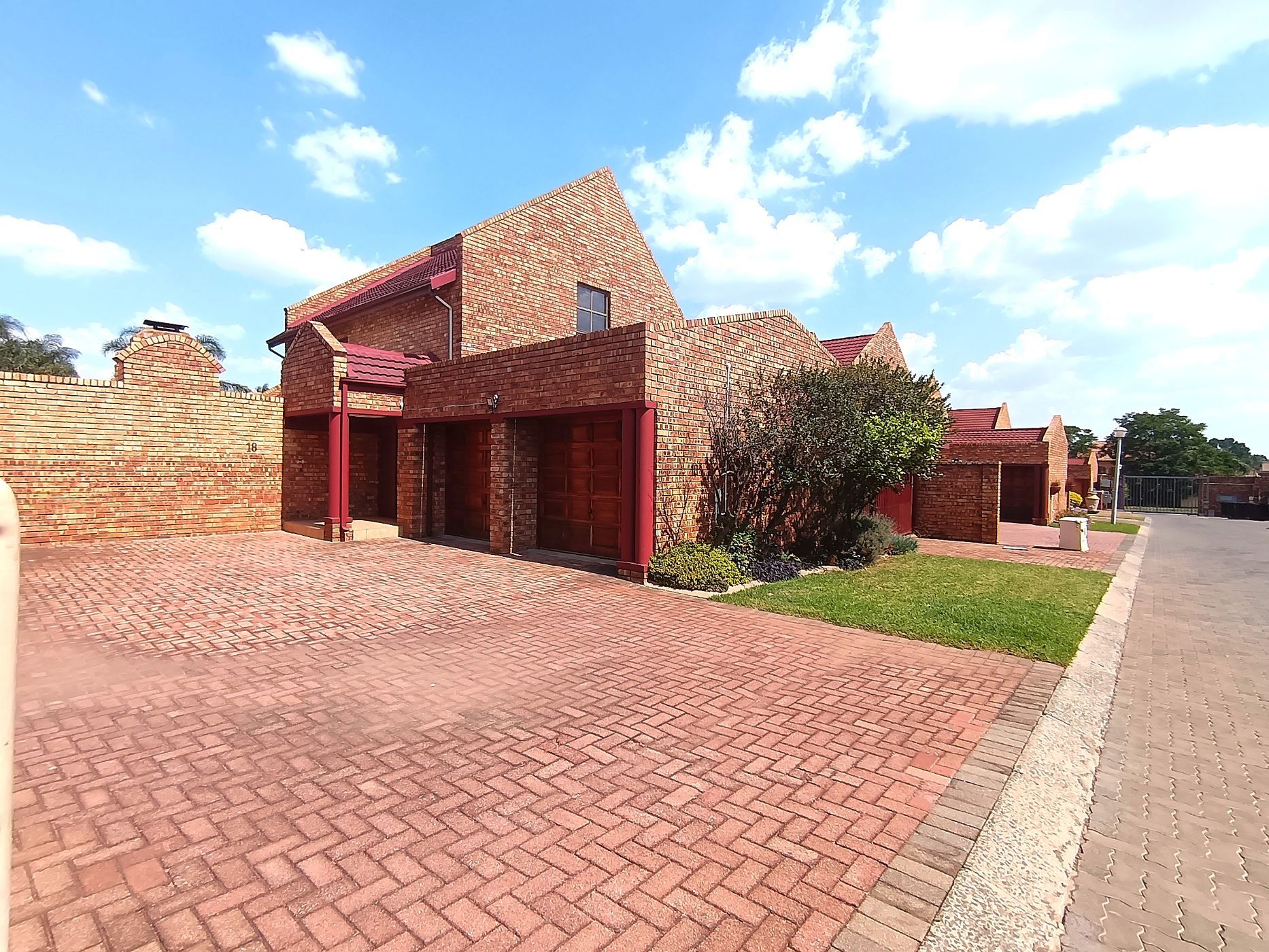 Security complex home let in Bartlett - ENL1692345