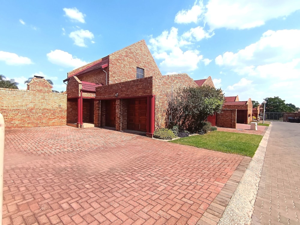 Security complex home let in Bartlett - ENL1692345