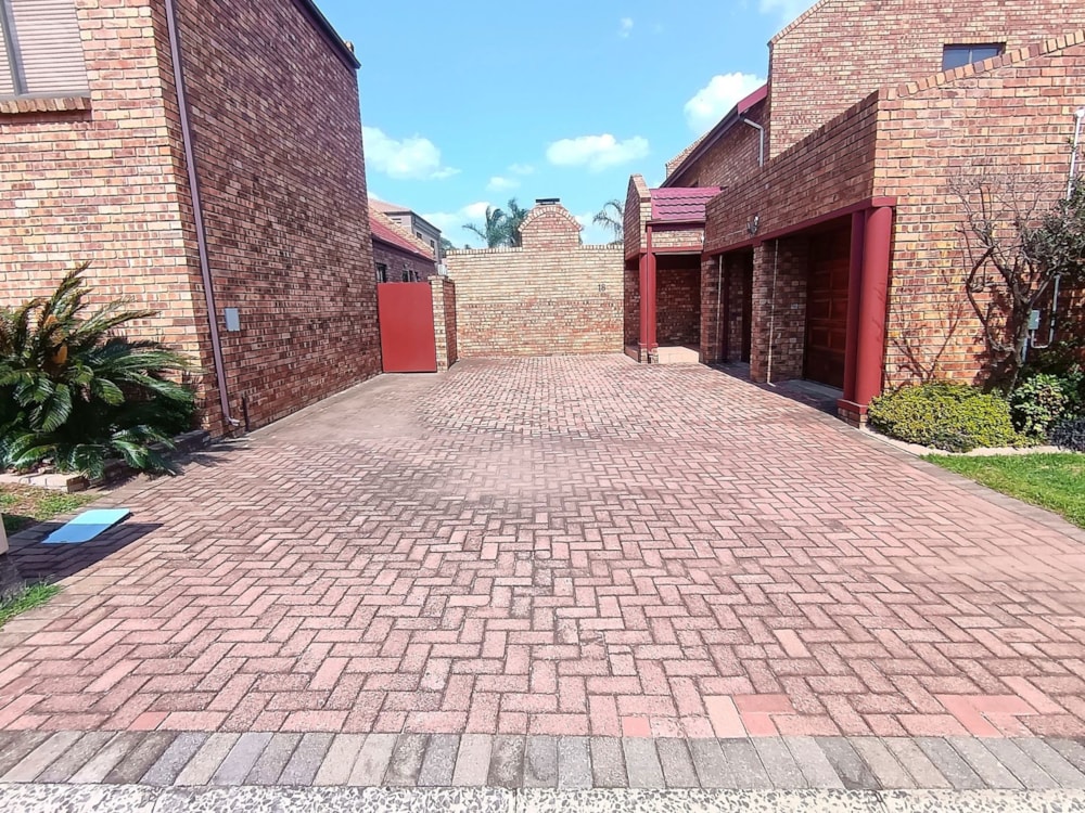 Security complex home let in Bartlett - ENL1692345