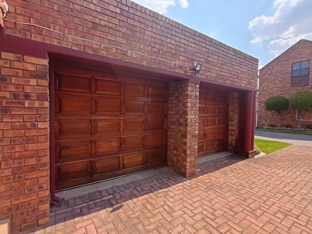 Security complex home let in Bartlett - ENL1692345