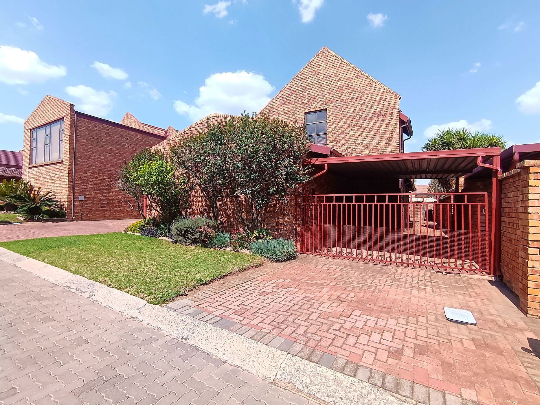 Security complex home to rent in Bartlett - ENL1734420