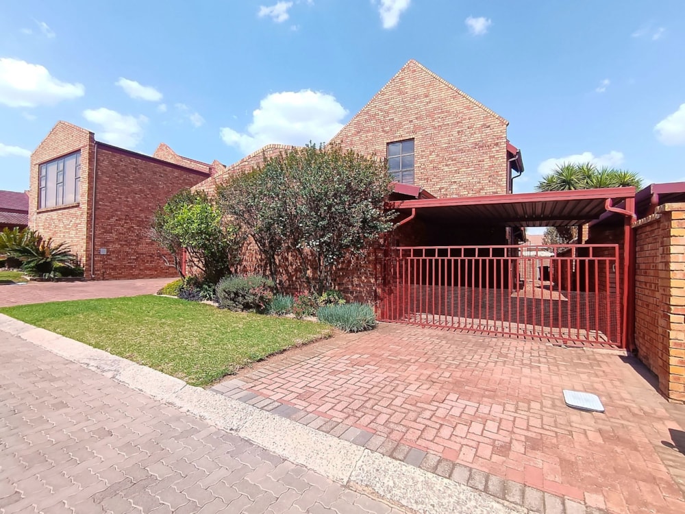 Security complex home to rent in Bartlett - ENL1734420