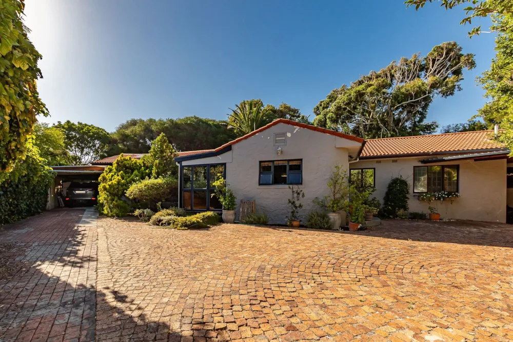 House sold in Constantia, Cape Town - KW1724685 House sold in Constantia, Cape Town - KW1724685