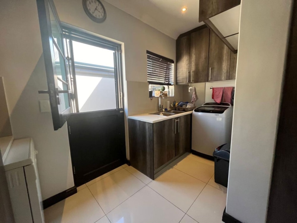 House let in Burgundy Estate - 1PLA1685767 House let in Burgundy Estate - 1PLA1685767