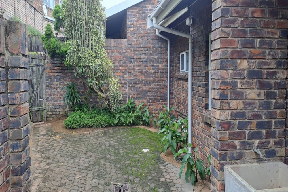 Townhouse for sale in Athlone Park - 1WB1694472 Townhouse for sale in Athlone Park - 1WB1694472