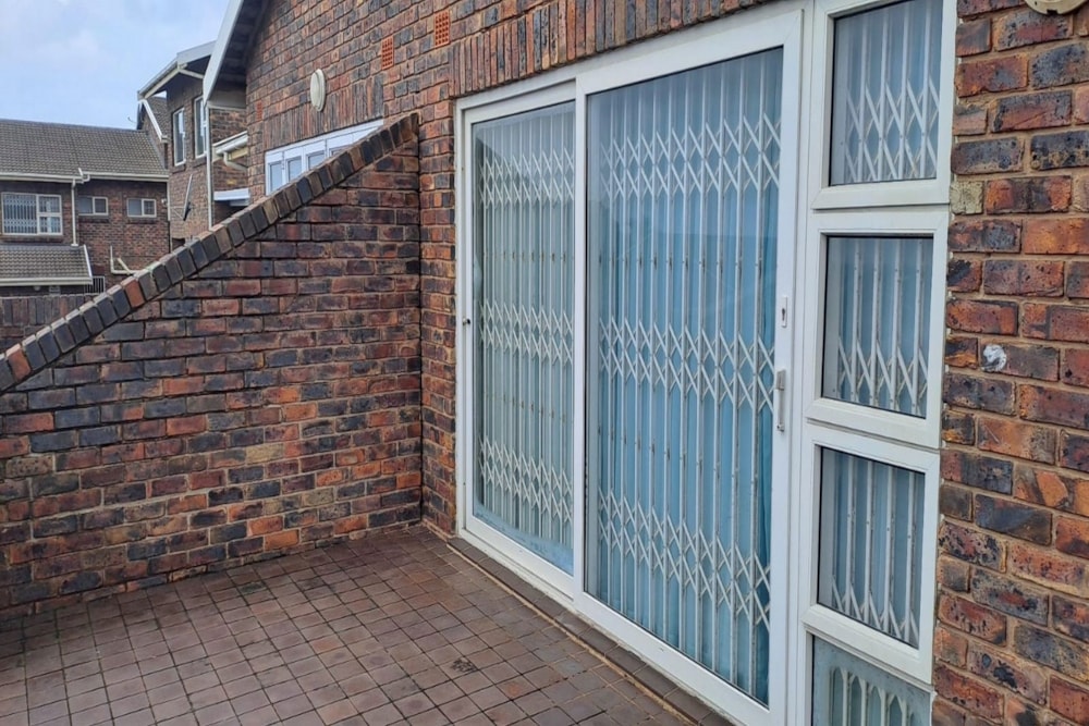 Townhouse for sale in Athlone Park - 1WB1694472 Townhouse for sale in Athlone Park - 1WB1694472