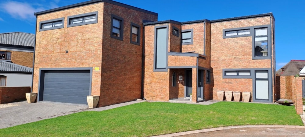 Double-storey house for sale in Jongensfontein - 1SR1689130 Double-storey house for sale in Jongensfontein - 1SR1689130