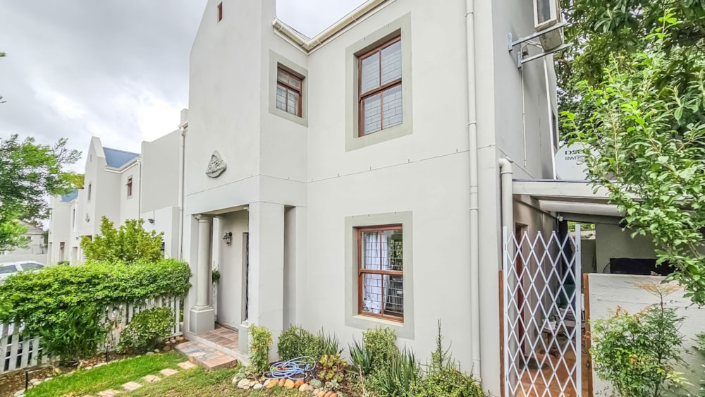Security complex home sold in Paarl North - TK1688979 Security complex home sold in Paarl North - TK1688979