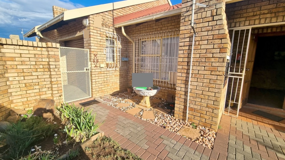 Townhouse for sale in Uitsig, Bloemfontein - 1BX1693542
