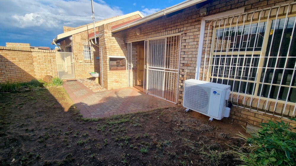 Townhouse for sale in Uitsig, Bloemfontein - 1BX1693542