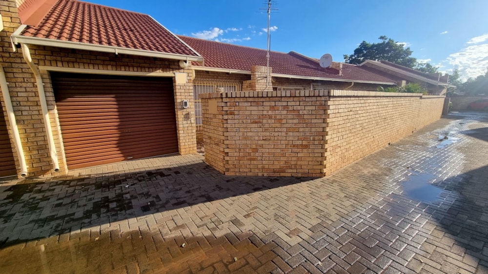 Townhouse for sale in Uitsig, Bloemfontein - 1BX1693542