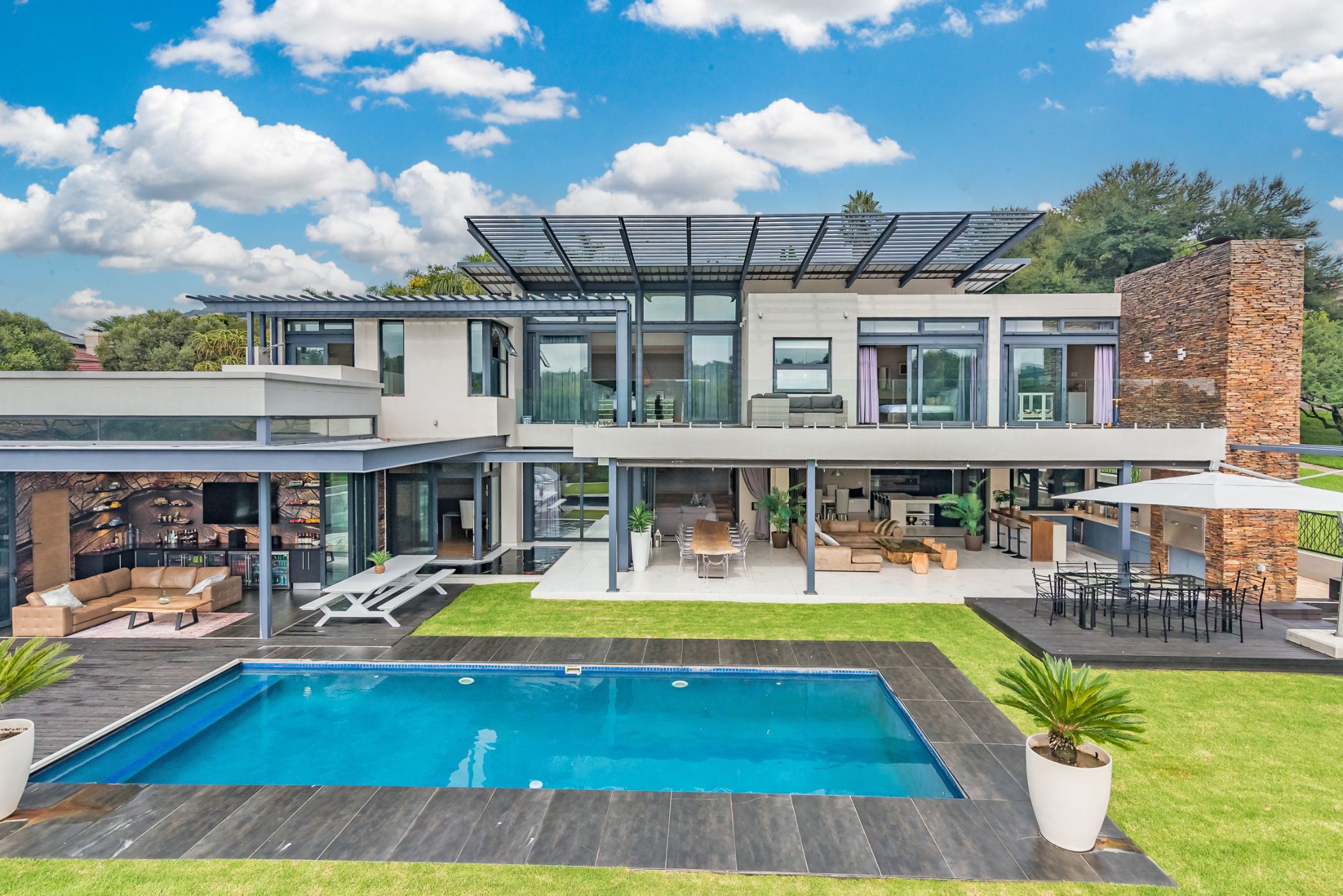 Security estate home for sale in Featherbrooke Estate - 1KR1693712