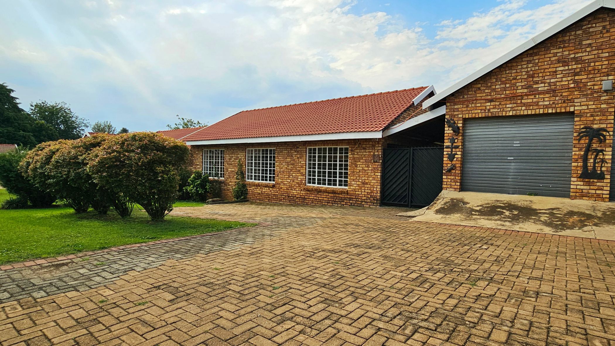 Townhouse for sale in Lydenburg (Mashishing) - 1LY1694927