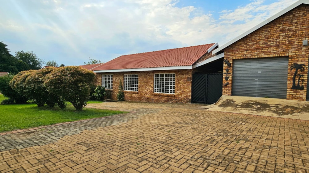 Townhouse for sale in Lydenburg (Mashishing) - 1LY1694927
