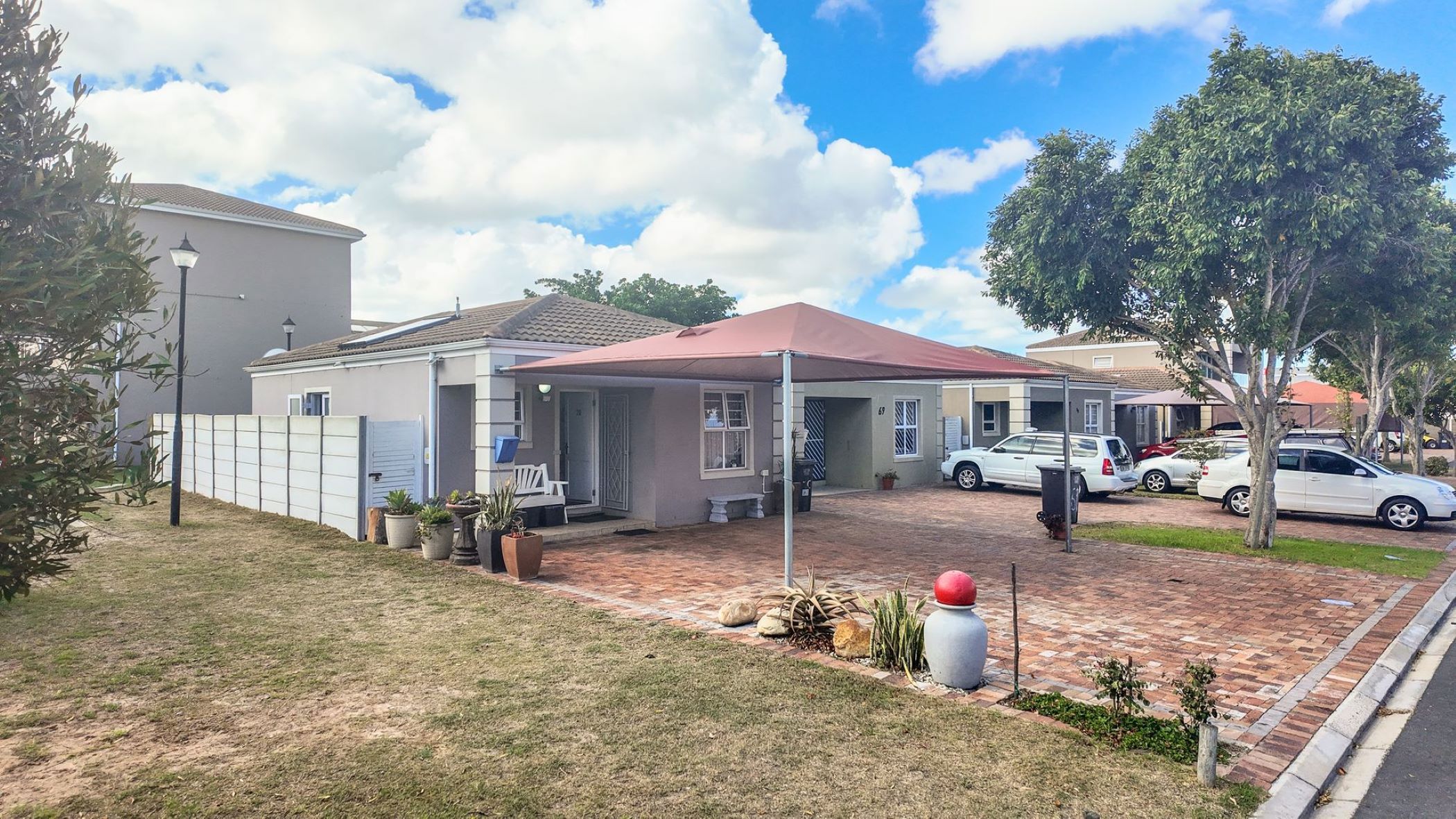 House sold in Surrey Estate - 1AH1694856