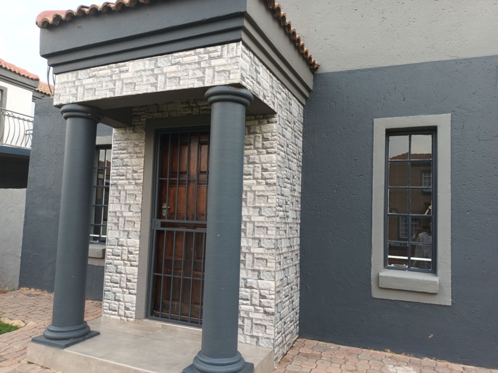 Security complex home let in Brakpan North - 1BJ1693276 Security complex home let in Brakpan North - 1BJ1693276