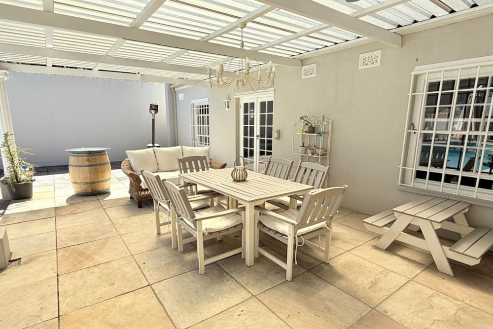 House let in Constantia, Cape Town - RBL1709450